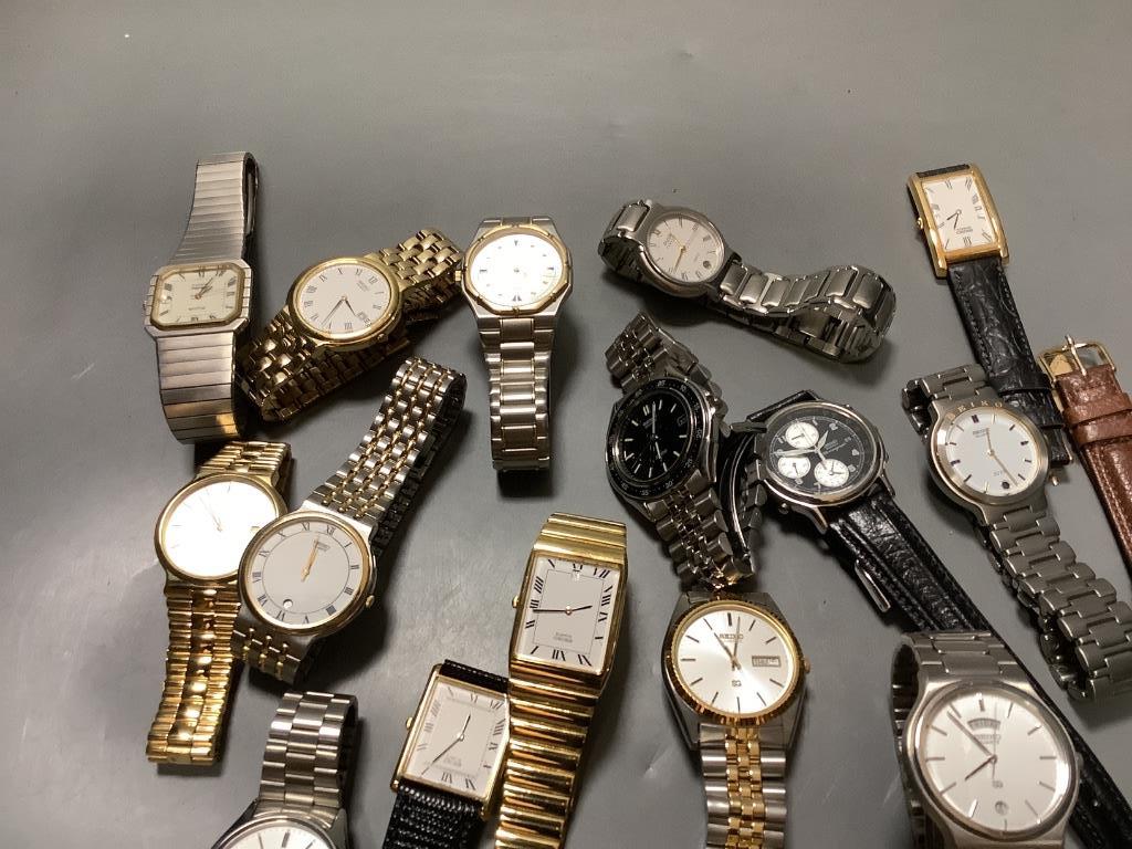 Twenty one assorted modern Seiko quartz wrist watches and a similar Avia watch.